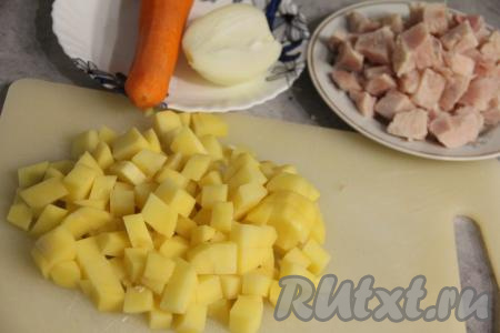 Картошку нарезать на средние кубики. Ветчину (или колбасу, или сосиски), если будете использовать, нарезать на кубики.