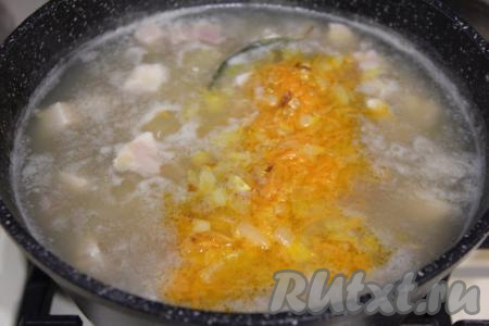 Сразу же выложить в кастрюлю обжаренные овощи со сковороды.