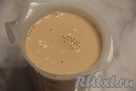 Для получения томатно-сметанного соуса нужно в отдельной ёмкости соединить воду, сметану, томатную пасту, муку и соль, перемешать венчиком до однородности.&nbsp;