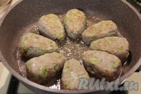 Ленивые перцы, сформированные из фарша с рисом, обжарить на сковороде на среднем огне с двух сторон до золотистого цвета.