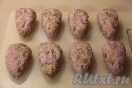 Придать каждой части фарша форму болгарского перца.