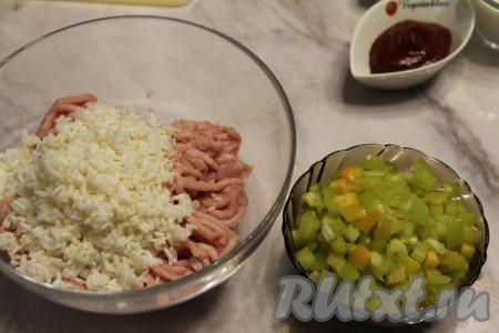 В объёмной миске соединить фарш и остывший варёный рис. Болгарский перец вымыть, очистить от семян и плодоножки, промыть водой. Нарезать перец на мелкие кубики.