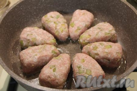 В сковороду влить растительное масло, прогреть его и выложить сформированные ленивые перцы.