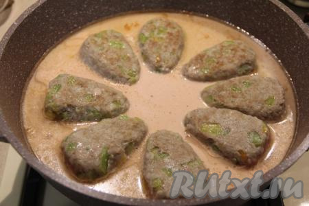 Влить соус в сковороду с ленивыми перцами. Дать томатно-сметанному соусу закипеть, убавить огонь до минимума.