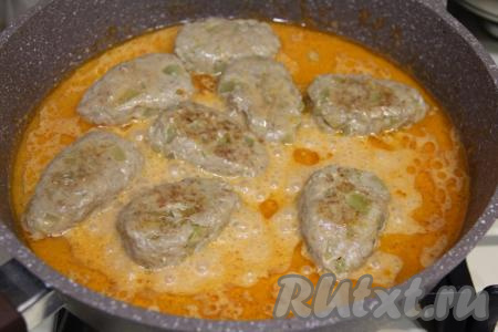 Накрыть сковороду крышкой и готовить минут 30, за это время 1-2 раза можно перевернуть ленивые перцы на другую сторону, чтобы они равномерно протушились.