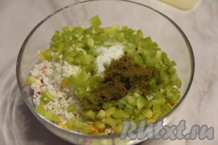 В миску с фаршем и рисом добавить нарезанный перец, соль и любимые специи.