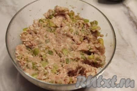 Хорошо вымесить фарш для ленивых перцев.&nbsp;