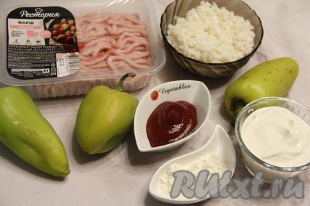 Подготовить продукты для приготовления ленивых перцев с рисом и фаршем на сковороде. Я использовала покупной свиной фарш, можно взять и домашний фарш, пропустив кусочки мяса через мясорубку. Рис промыть водой, затем выложить его в кастрюлю с закипевшей подсоленной водой, перемешать и варить с момента закипания до готовности риса (минут 20). Затем откинуть варёный рис на сито, оставить остывать. Для этого блюда можно взять и 140-150 грамм риса, оставшегося от обеда.