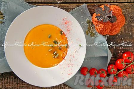 Яркий, вкусный, насыщенный тыквенный суп-пюре с плавленным сыром разлить по тарелкам и подать к столу, дополнив, по желанию, семечками тыквы. Это первое блюдо готовится без мяса и обжаривания овощей, а получается сытным.