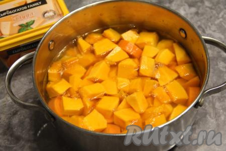 Залить овощи водой так, чтобы вода была на 1-2 сантиметра выше уровня овощей.