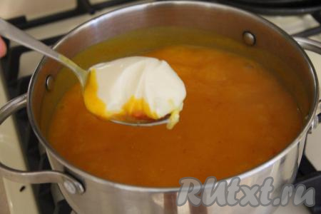 Добавить в кастрюлю плавленный сыр, перемешать и проварить на среднем огне 2-3 минуты (до полного растворения сыра).