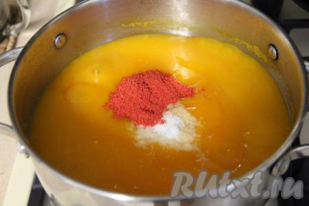Перелить получившееся тыквенное пюре в кастрюлю, добавить соль и специи (я положила 1 чайную ложку паприки), перемешать суп-пюре, поставить на огонь выше среднего и, периодически помешивая, чтобы суп не подгорел, довести до кипения и уменьшить огонь.