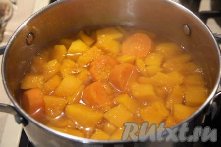 Поставить кастрюлю на огонь. После закипания воды, убавив огонь до минимума, варить минут 20-25 (до мягкости овощей).