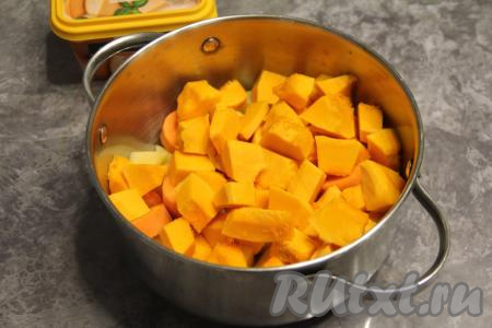 Добавить тыкву в кастрюлю.