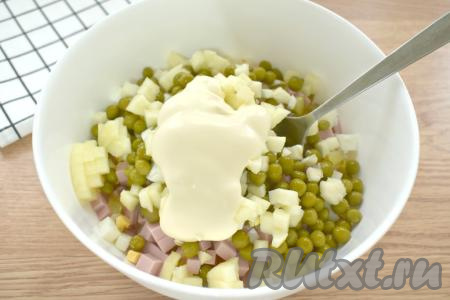 Заправляем салат майонезом (или сметаной).