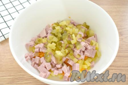 Маринованный (или солёный) огурец, как и предыдущие ингредиенты, нарезаем на маленькие кубики и тоже добавляем в миску.