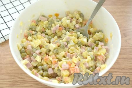 Перемешиваем, пробуем на вкус, если нужно, солим и перчим.