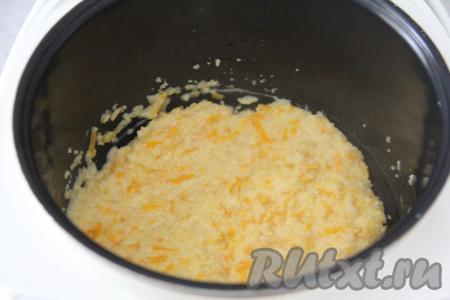 Перемешать молоко с кукурузной крупой и тыквой, установить чашу в мультиварку. Закрыть крышку и выставить режим "Каша" на 20 минут. После звукового сигнала каша будет готова.