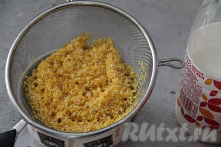 Кукурузную крупу всыпать в сито и промыть под проточной водой, лишней воде дать стечь.