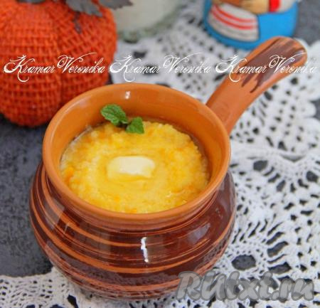 В меру густую, вкусную, яркую кукурузную кашу, сваренную на молоке с тыквой, разложить из чаши мультиварки по тарелкам и, добавив сливочное масло, подать к столу.
