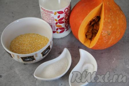 Подготовить продукты для приготовления кукурузной каши на молоке с тыквой в мультиварке.