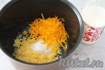 Натёртую тыкву добавить в чашу мультиварки.