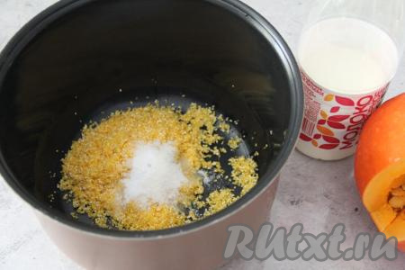 В чашу мультиварки выложить промытую крупу, добавить соль и сахар.