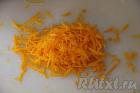 150 грамм тыквы, очищенной от волокон с семечками и кожуры, натереть на крупной тёрке.
