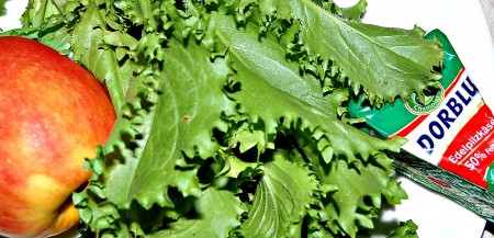 Приготовить листовой салат, яблоко и сыр с плесенью.
