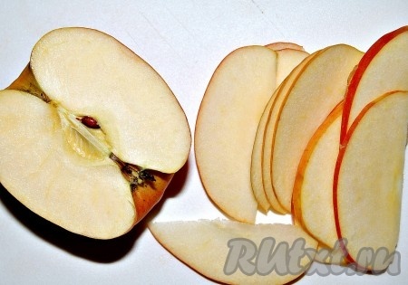Нарезать яблоко тонкими ломтиками.