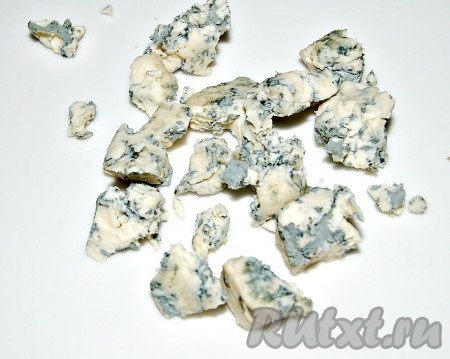 Сыр накрошить небольшими кусочками.