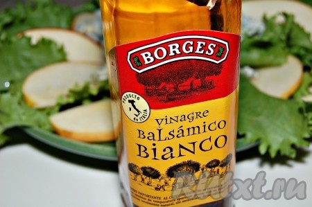 Сбрызнуть салат белым бальзамическим уксусом.