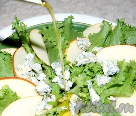 Полить оливковым маслом.