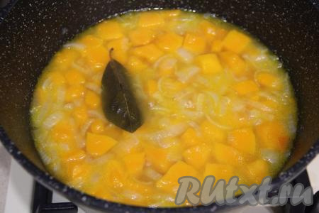 Влить в кастрюлю 1 литр воды, добавить лавровый лист, соль. После закипания воды варить овощи на небольшом огне минут 15 (до мягкости тыквы и морковки).