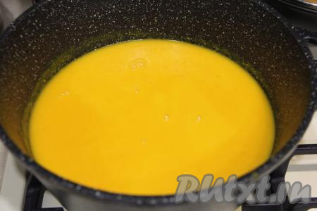 Когда&nbsp; овощи станут мягкими, снять суп с огня. Достать из супа лавровый лист, нам он больше не понадобится. Содержимое кастрюли пробить в однородное пюре с помощью погружного блендера.