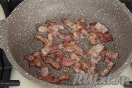 Обжарить бекон на среднем огне до золотистого цвета с двух сторон.
