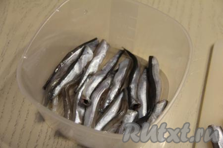 В подходящий по размерам лоток выложить часть мойвы.