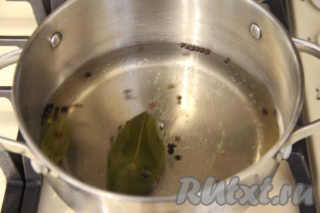 Поставить кастрюлю на огонь, после закипания воды, уменьшив огонь, варить 2 минуты, иногда помешивая (до растворения кристаллов сахара и соли). Снять с огня, сразу добавить растительное масло и уксус, перемешать маринад, накрыть крышкой и оставить до полного остывания.