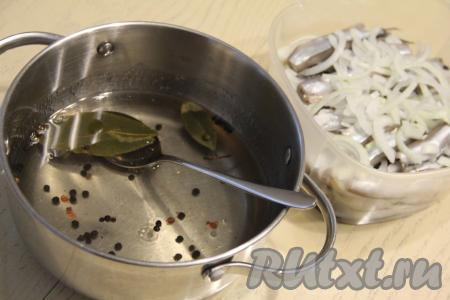 Таким образом, чередуя рыбу с луком, выложить весь лук и всю мойву.