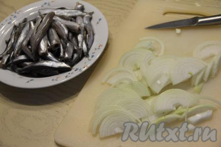 Мойву почистить, удалить голову и внутренности, обязательно убирая чёрную плёночку внутри брюшка. Лук почистить и нарезать полукольцами.