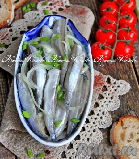 Через сутки в меру солёную, нежную мойву, маринованную в домашних условиях, можно подавать к столу вместе с луком. Эта вкусная рыбка станет отличной холодной закуской или замечательным дополнением к варёной картошке.