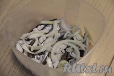 Поверх мойвы выложить часть лука.