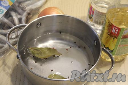 Приготовить маринад, для этого в кастрюлю нужно влить воду, добавить горошины перца, сахар, соль, лавровые листья.