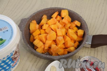 300 грамм тыквы, очищенной от мякоти с семечками и от кожуры, нарезать на кубики размером, примерно, 1,5 сантиметра на 1,5 сантиметра. В сковороде прогреть растительное масло, выложить нарезанную тыкву.