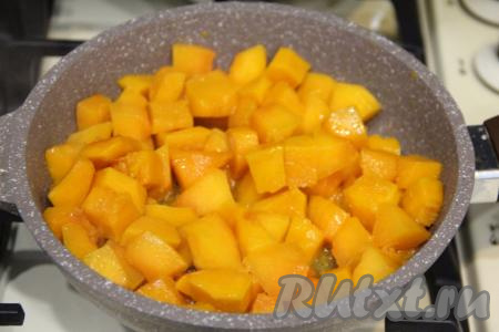 Обжарить тыкву на среднем огне в течение 7-10 минут, периодически перемешивая.
