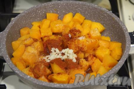 К обжаренной тыкве добавить специи (я всыпала паприку), соль и мелко нарезанный (или пропущенный через пресс) очищенный чеснок, перемешать.
