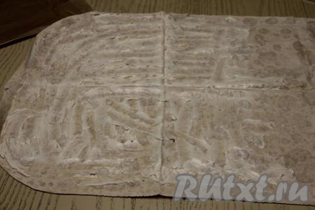 Лист лаваша смазать майонезом, смешанным с чесноком.