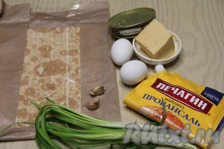 Подготовить продукты для приготовления рулета из лаваша со шпротами и яйцом. Яйца предварительно сварить вкрутую (в течение 10 минут после начала кипения воды), а затем дать им остыть и очистить. Очистить зубчики чеснока. Зелёный лук промыть водой, дать ему немного обсохнуть.