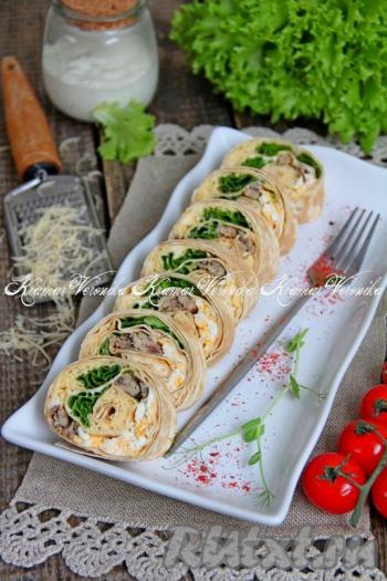 Вот таким красивым и аппетитным получился нарезанный рулет из лаваша со шпротами, сыром и яйцом. Вкусно и просто, попробуйте!