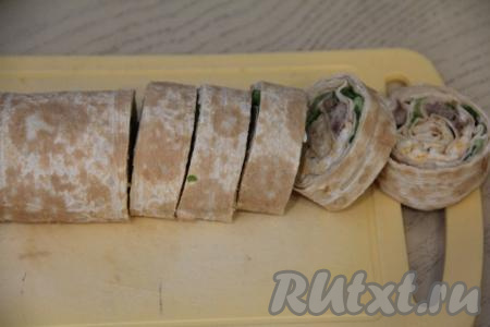 Готовый рулет завернуть в пищевую плёнку и отправить на час в холодильник. А затем можно нарезать рулет на кусочки острым ножом, выкладывать на тарелку и подавать к столу.